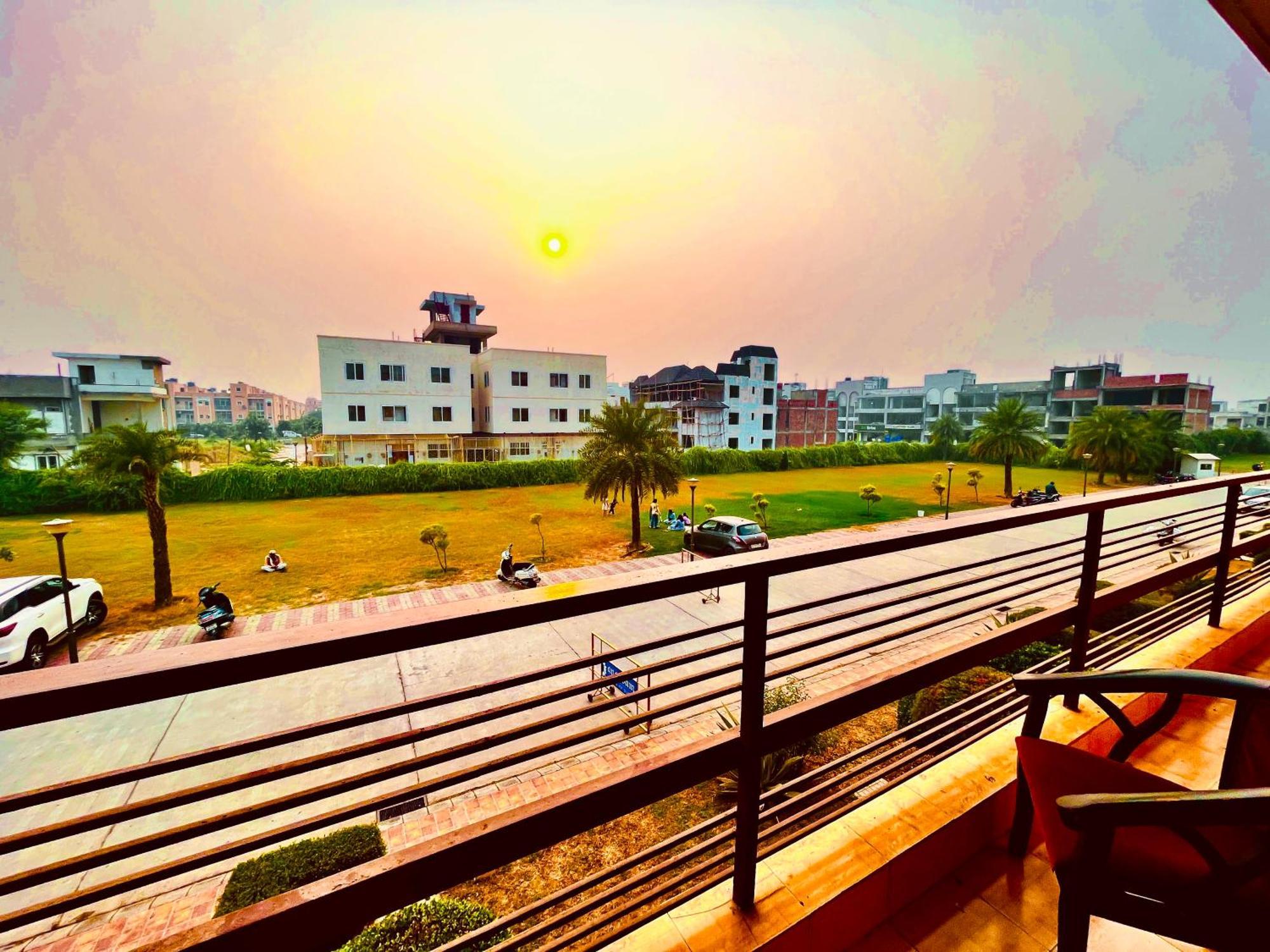 Pearl Grand Boutique Cottage In Omaxe Anandam Vrindavan - #Premium Ac Rooms With Balcony #Big Parking #Lift #Garden #Peaceful Area #Near Prem Mandir #Property Of The Year #Most Awarded Exterior photo