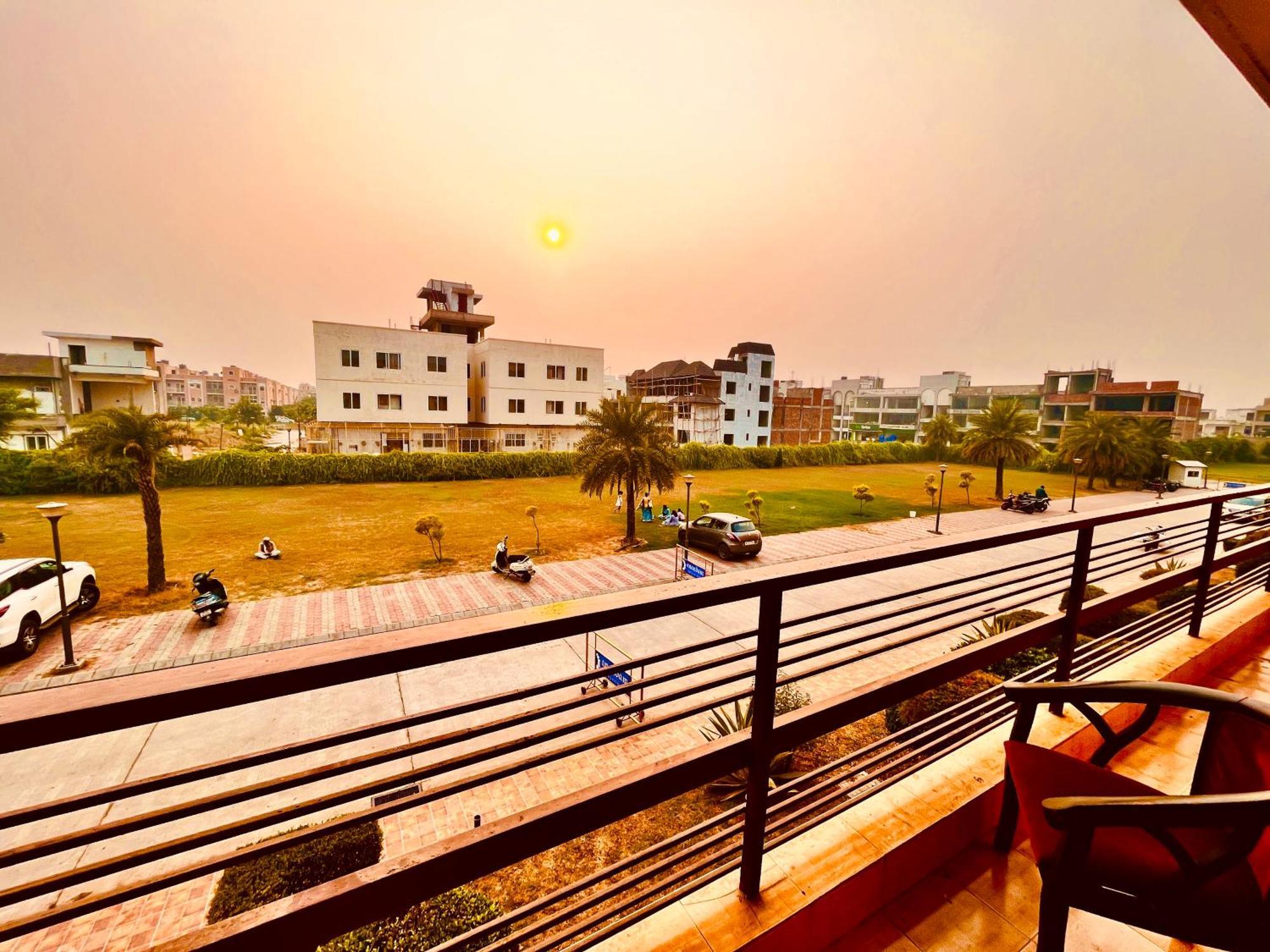 Pearl Grand Boutique Cottage In Omaxe Anandam Vrindavan - #Premium Ac Rooms With Balcony #Big Parking #Lift #Garden #Peaceful Area #Near Prem Mandir #Property Of The Year #Most Awarded Exterior photo